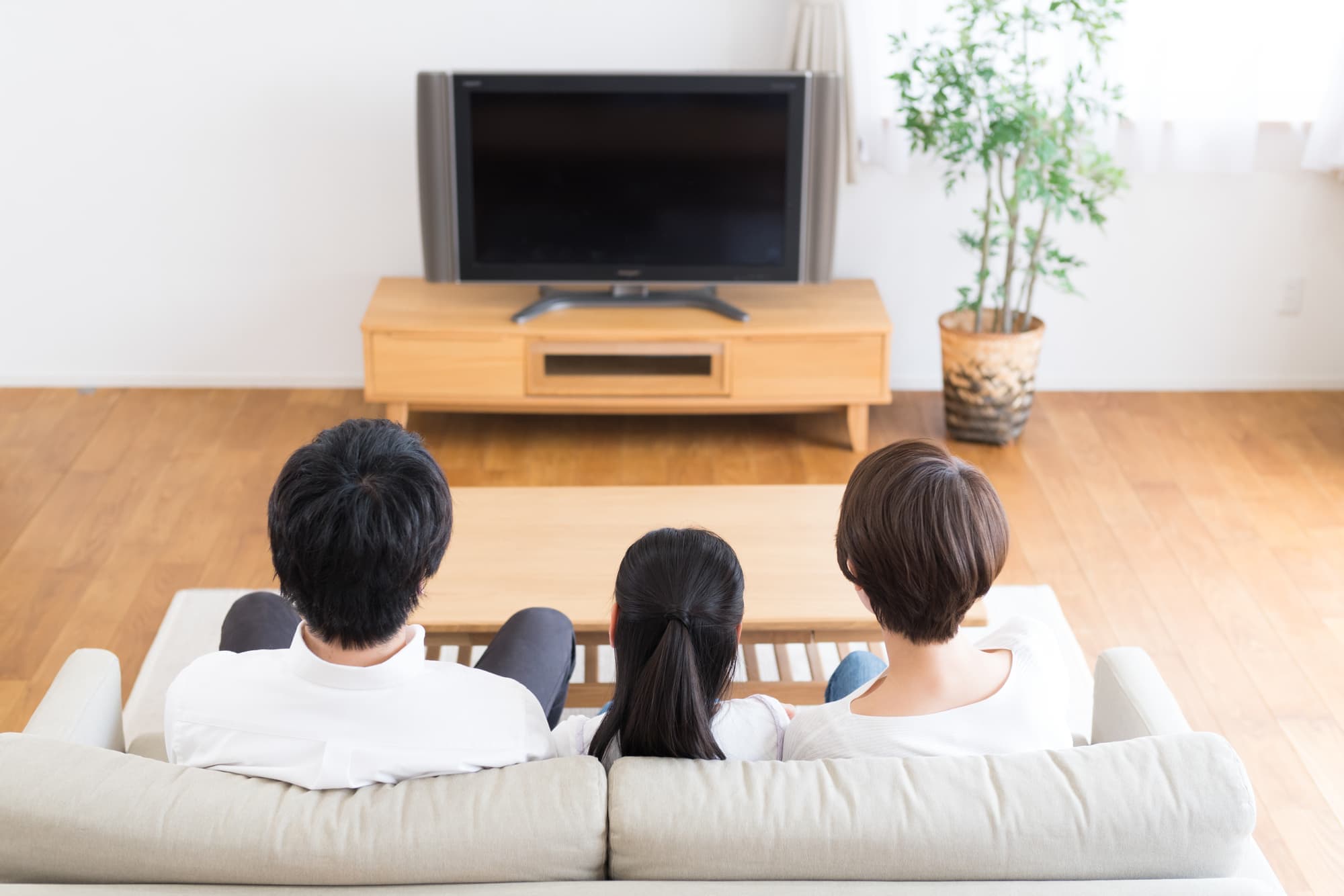 家族でテレビを見る